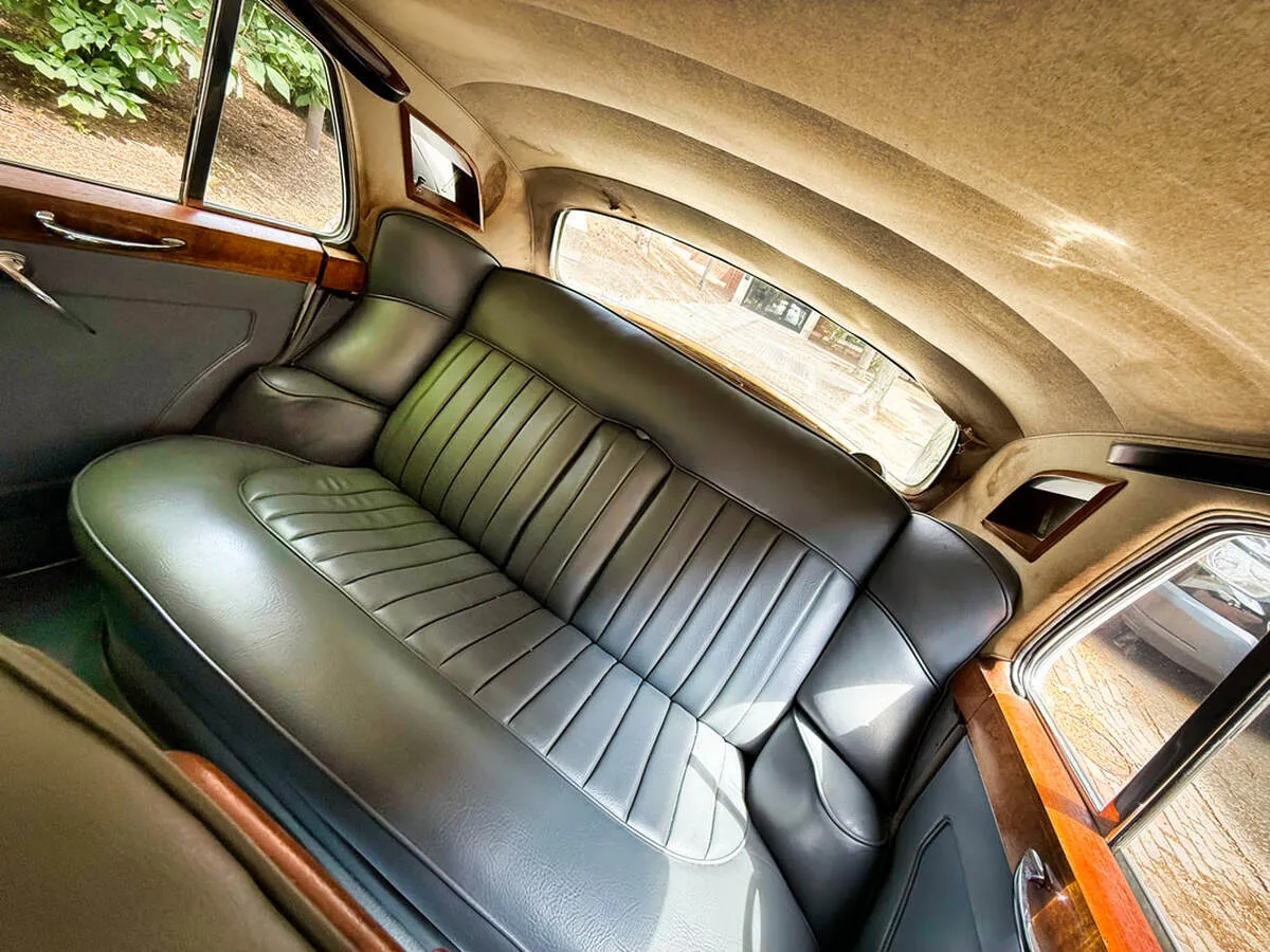 1961 Rolls-Royce Silver Cloud interior, photo 9 for wedding car rental
