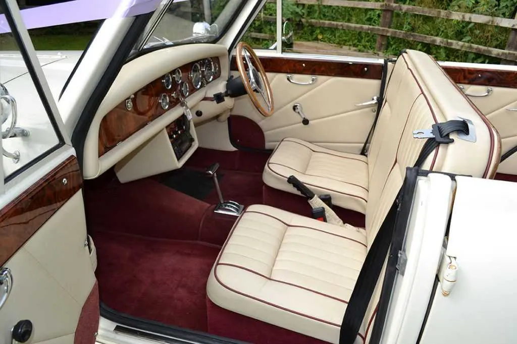 Beuford 1920 interior with convertible roof, photo 3 for wedding car rental