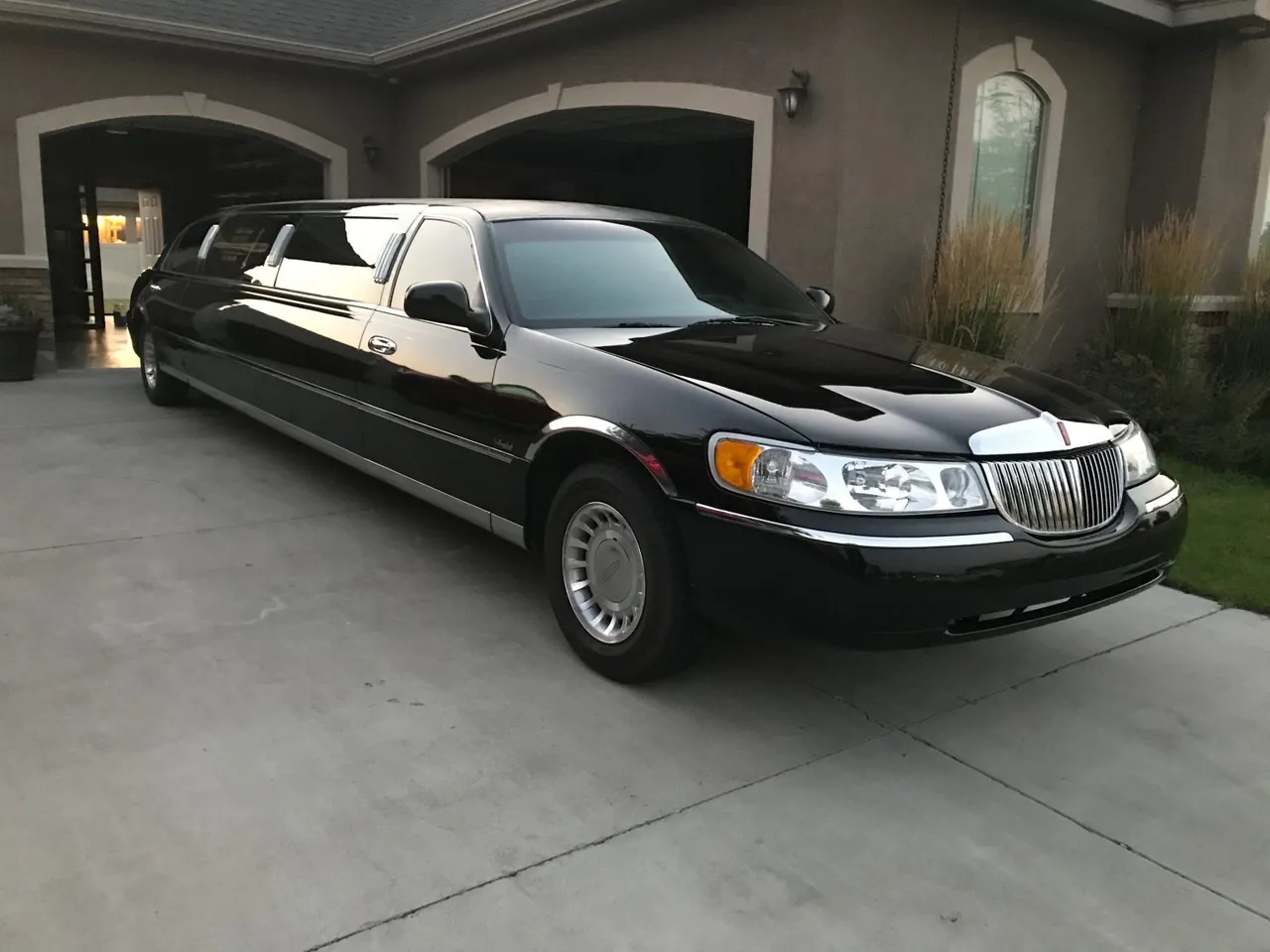 Black BLK NYT – Lincoln Town Car for limo rental