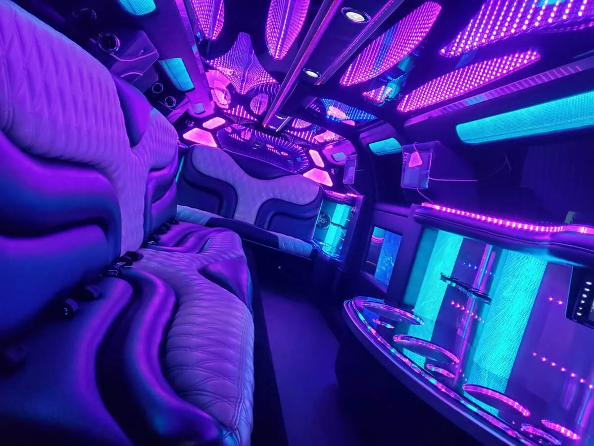 Chrysler 300 Jet Doors interior with LED accent lighting, LED ceiling lighting and bar area, photo 6 for limo rental