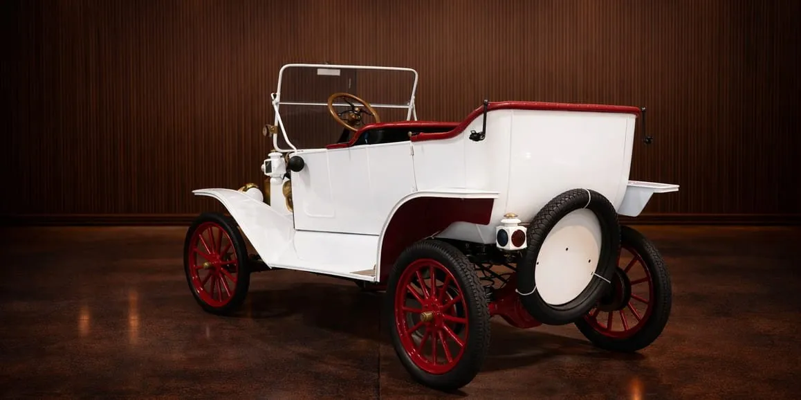 White Ford Model T Speedster 1912 Vintage exterior, photo 3 for wedding car rental
