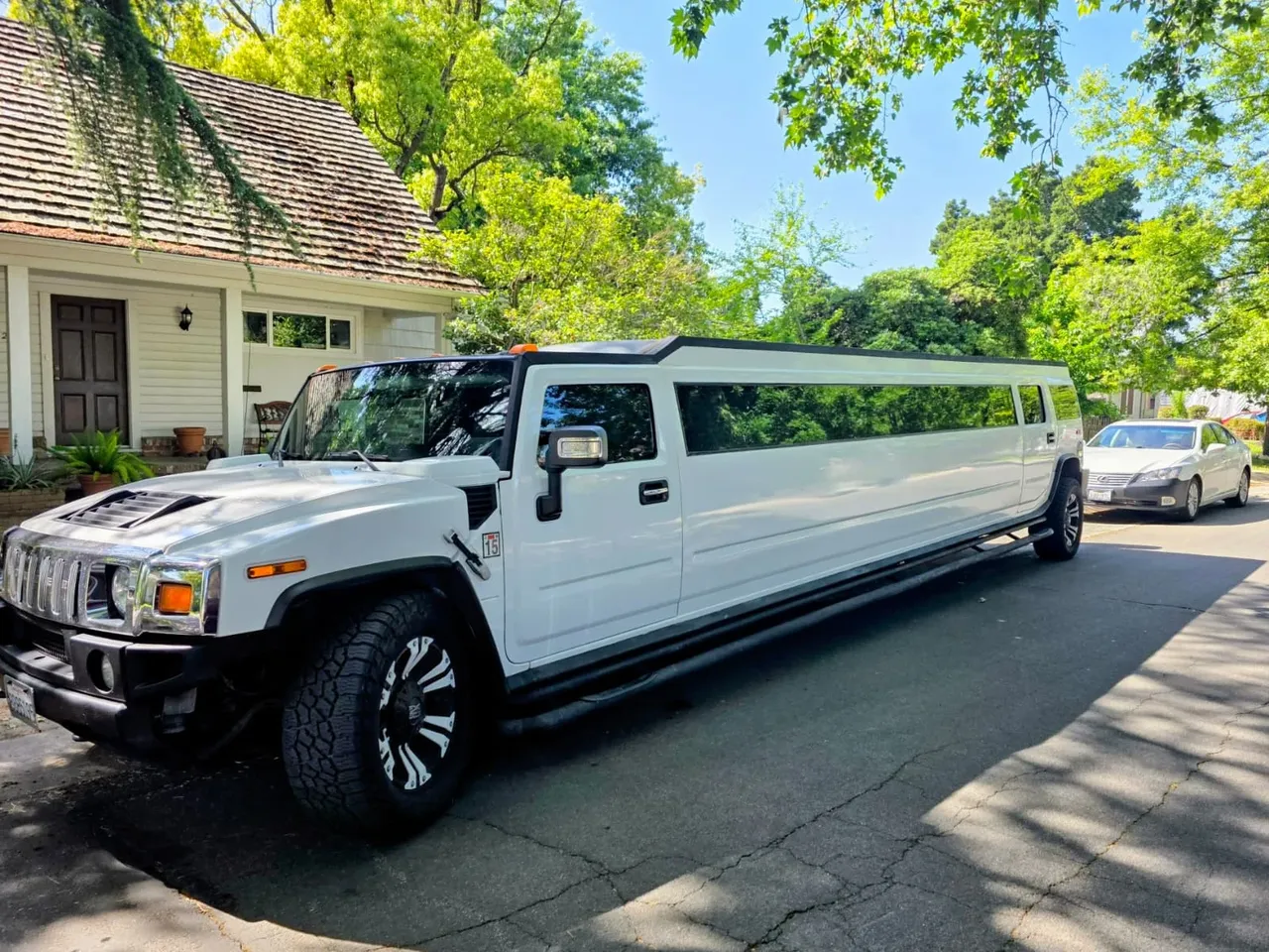 Hummer H2 White Limousine — 14 Passengers for limo rental