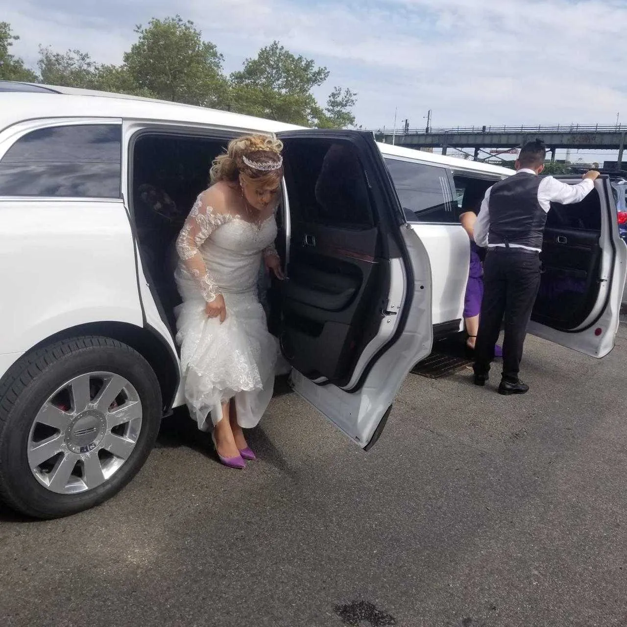 White Lincoln MKT Limo exterior, photo 2 for limo rental in Pennsylvania