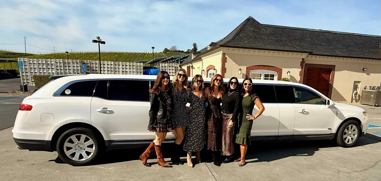 White Lincoln MKT Limo exterior, photo 5 for limo rental in Nevada