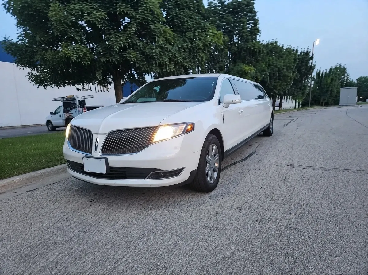 White Lincoln MKT Limousine rental