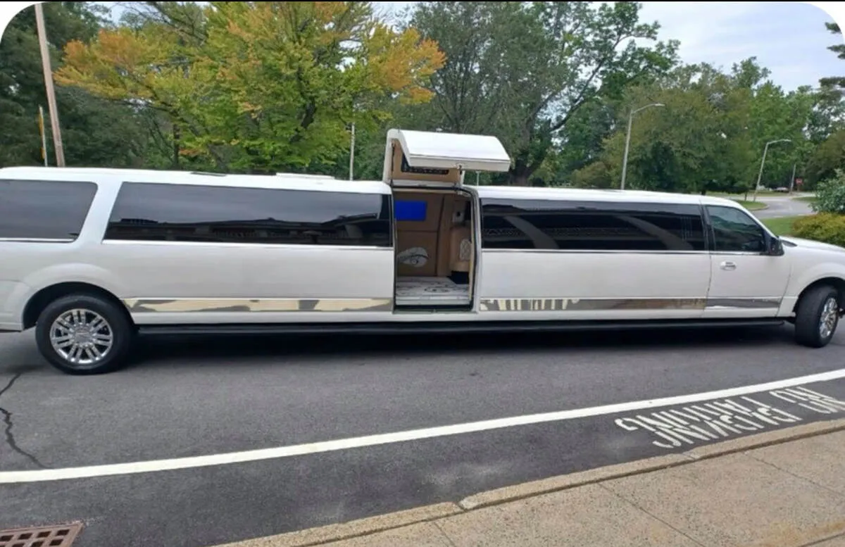 White LINCOLN NAVIGATOR (18 Passengers) with tinted windows for limo rental