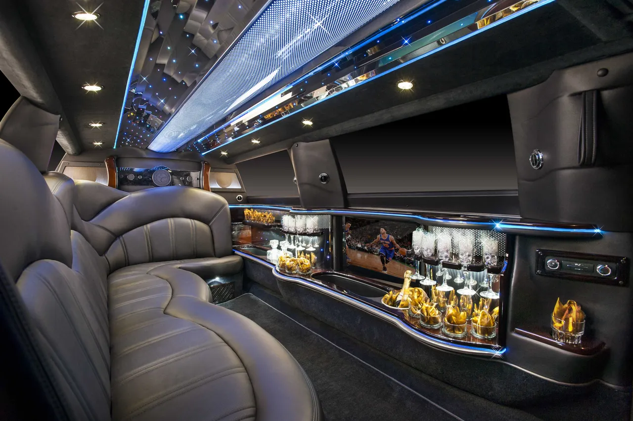 Lincoln Stretch limo interior for limo rental in Dallam County, TX