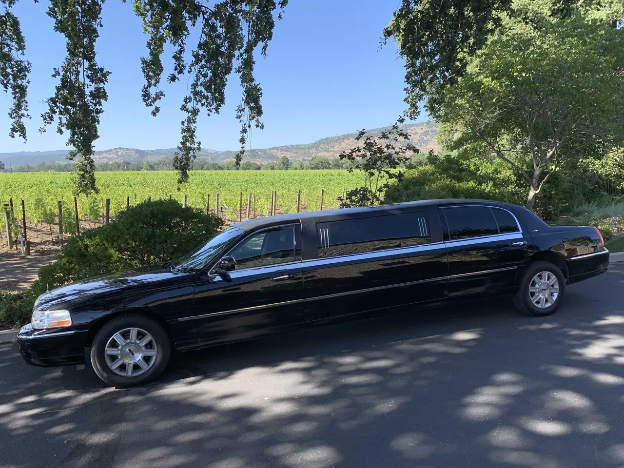 Black Lincoln stretch limousine for limo rental in Humboldt County, CA