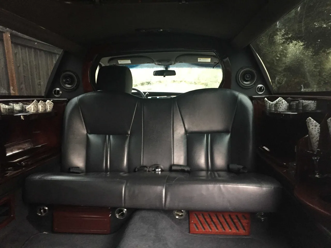 Lincoln stretch limousine interior for limo rental in Humboldt County, CA