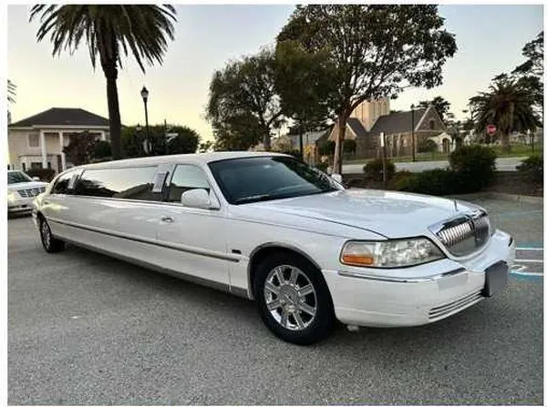 Lincoln Town Car Limousine White Lincoln Town Car Limousine rental
