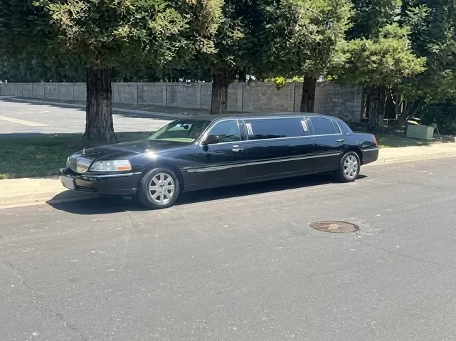 Black Lincoln Town Car Limousine rental