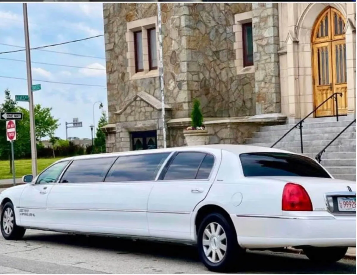 White Lincoln Town CAR Limousine #5 for limo rental in New York