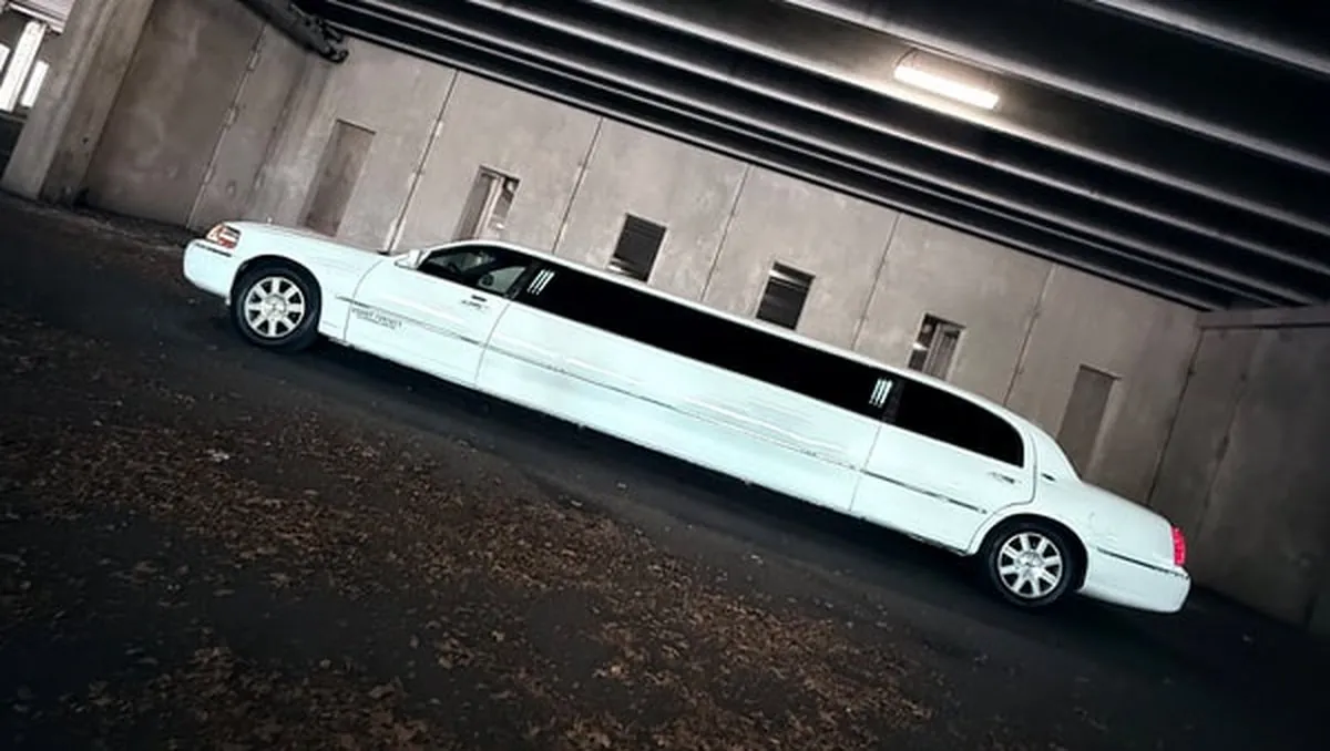 White Lincoln Town CAR Limousine #5, photo 2 for limo rental in New York