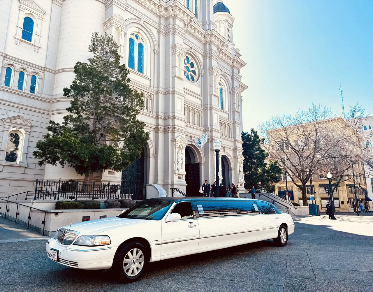White Lincoln Towncar Limo with tinted windows for limo rental
