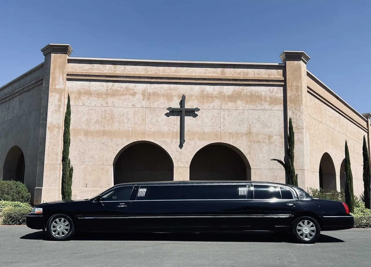 Black Lincoln Towncar Limo for limo rental in Fallon, NV