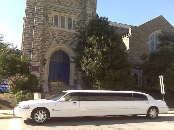 White Lincoln Towncar Limousine for limo rental in Monroeville, PA