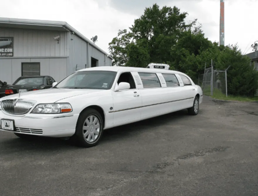 White Lincoln Towncar Limousine for limo rental