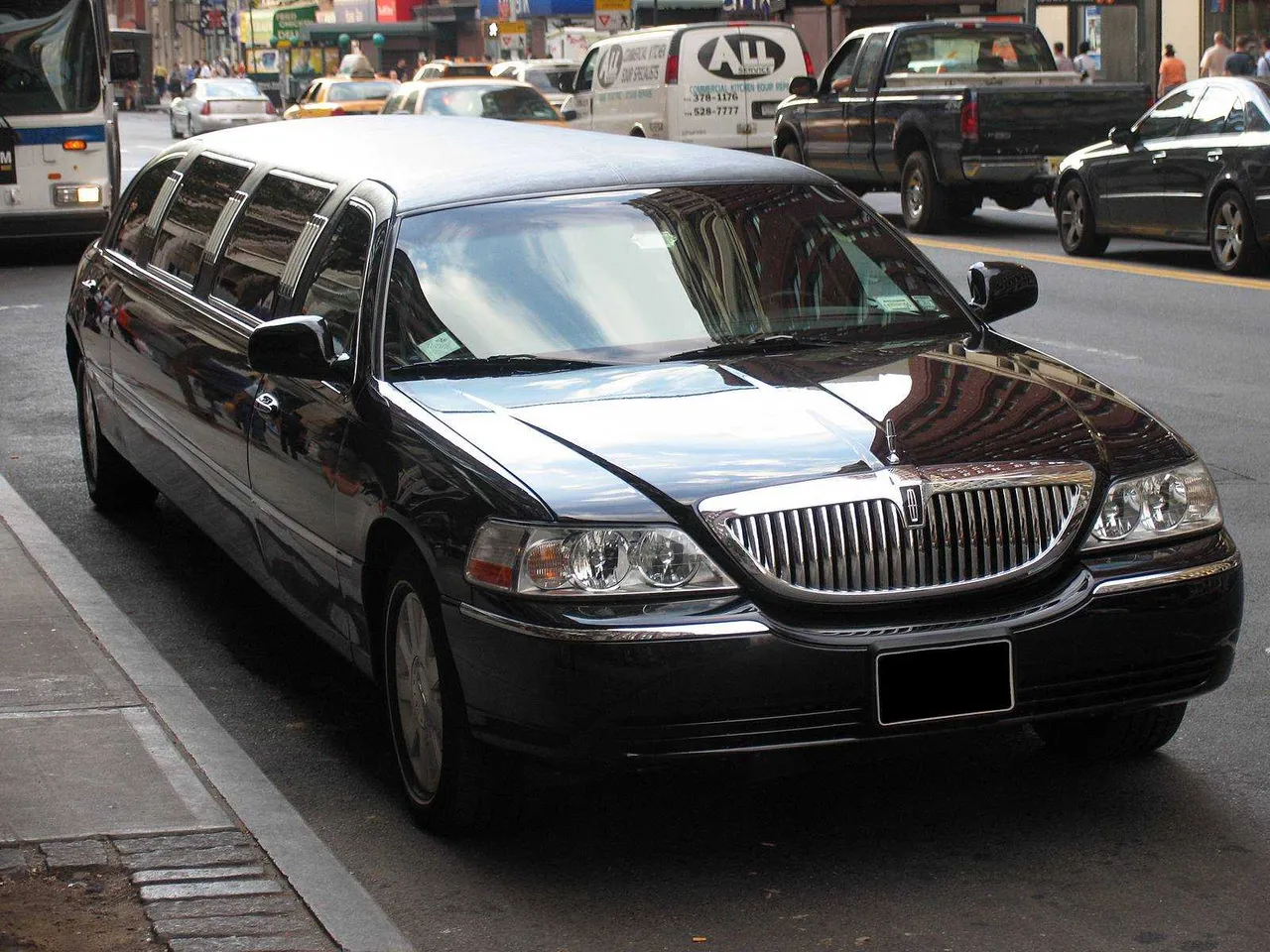 Lincoln Towncar Stretch Limousine (Black) for limo rental in Virginia