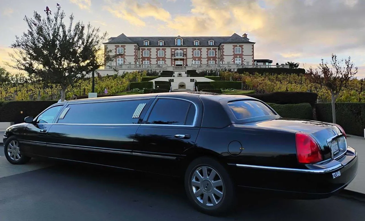 Black Lincoln Towncar Stretch Limousine for limo rental in Los Banos, CA