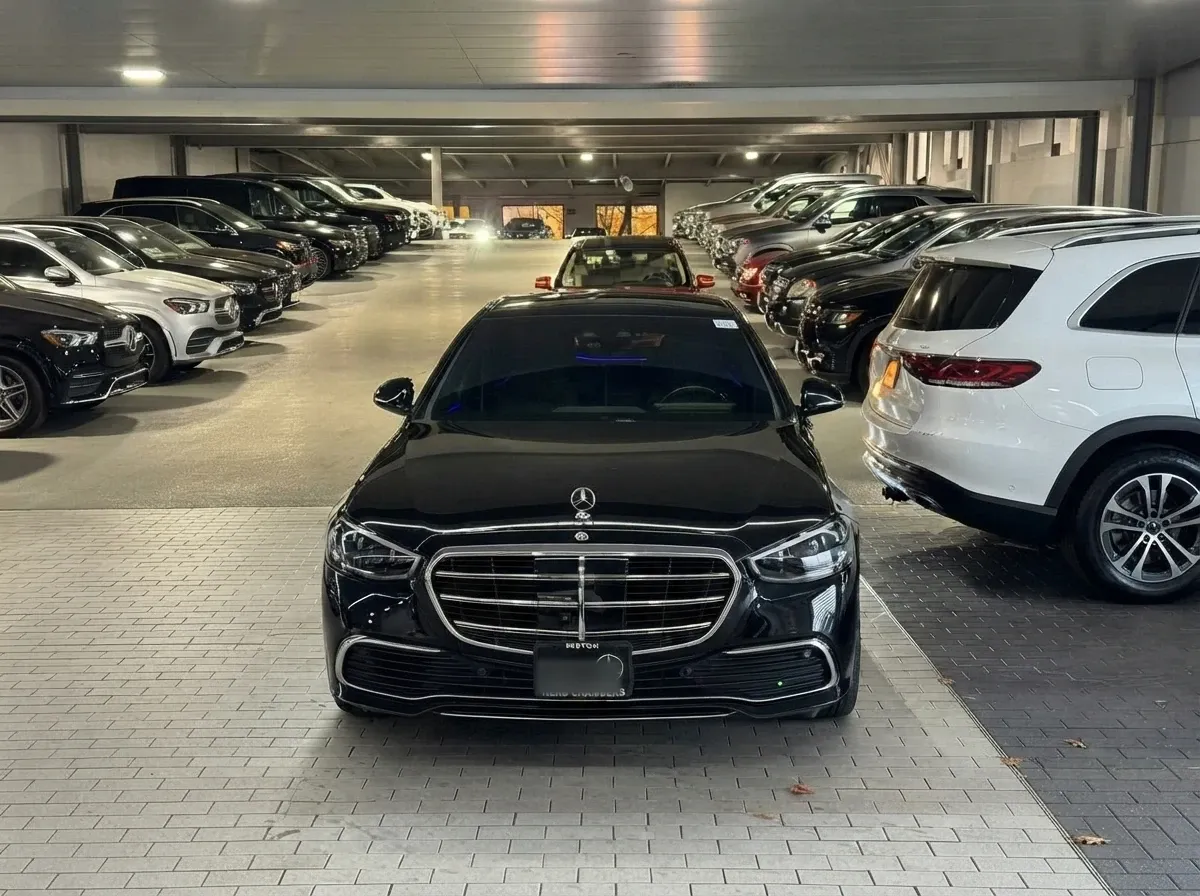 Mercedes-Benz S-Class Black Mercedes-Benz S-Class wedding car rental