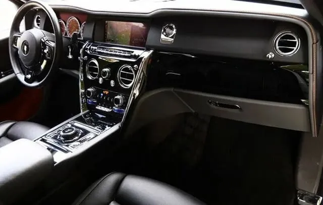 White Rolls-Royce Cullinan limo rental #5
