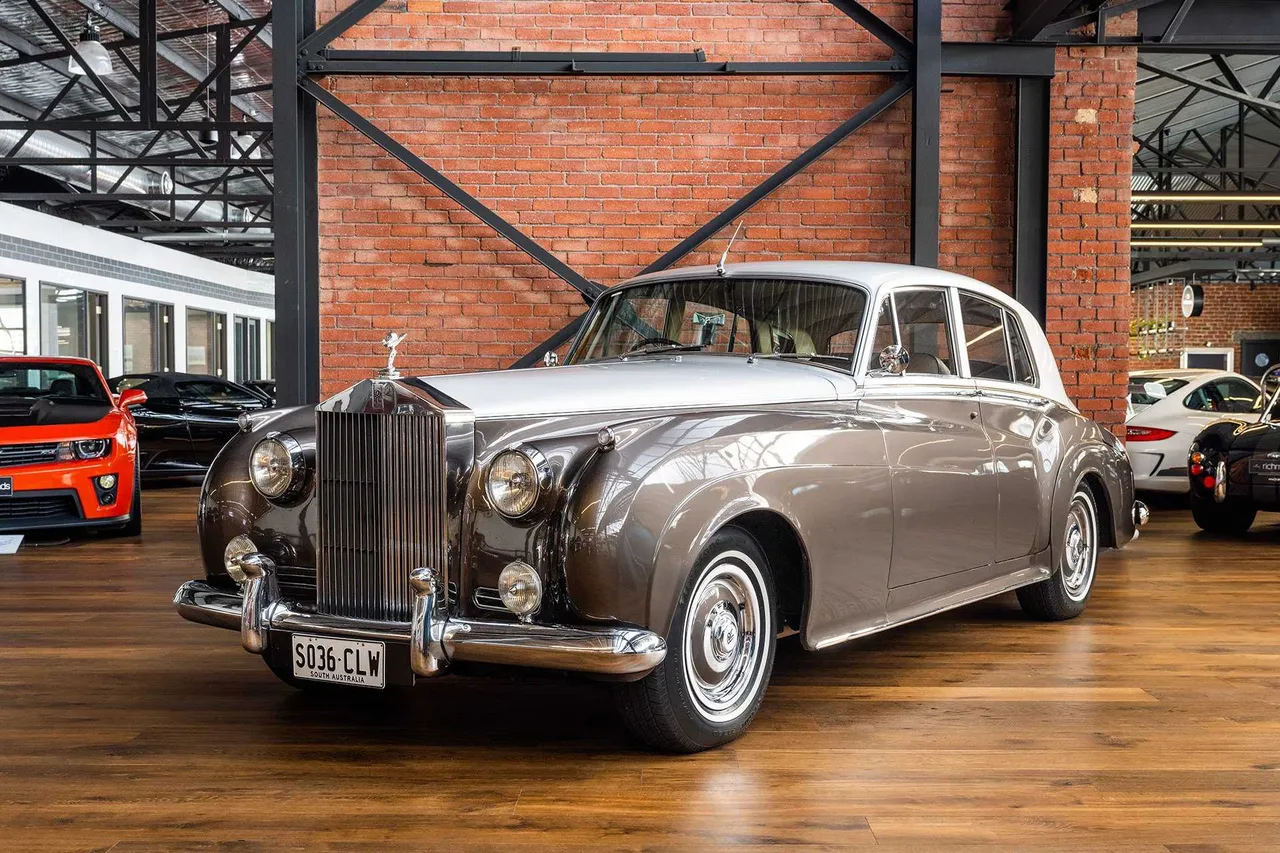 Gray Vintage Rolls Royce 1959 exterior for wedding car rental