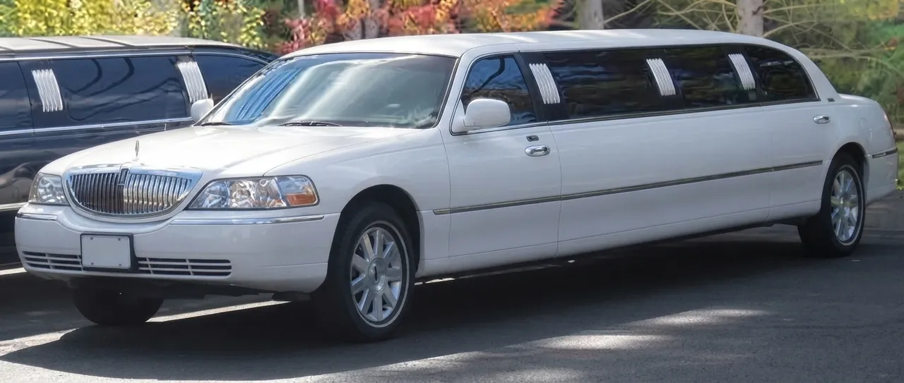 White Lincoln Town Car Limousine White Lincoln Town Car Limousine rental